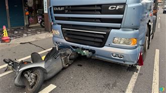 新／聯結車、機車擦撞　騎士遭捲車底險死