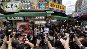 《環南時候》到艋舺夜市擔任一日店長，全場暴動。（圖／CATCHPLAY提供）