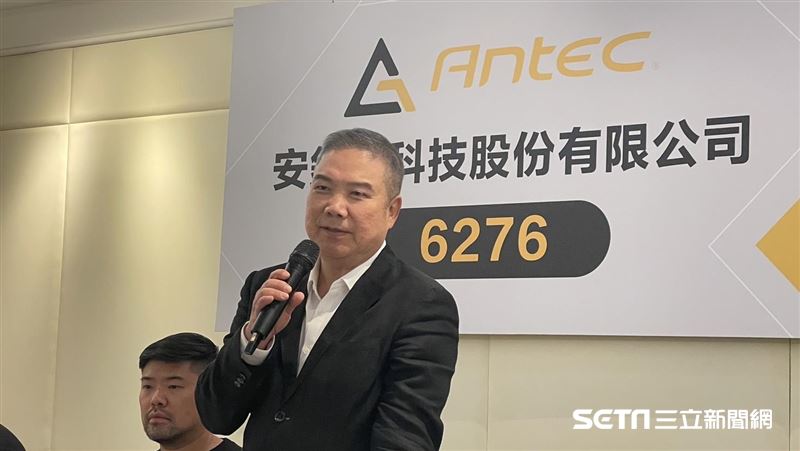 安鈦克科技（6276）董事長李益昌今（20）日宣布推出新遊戲掌機。（圖／記者王翊綺攝影）