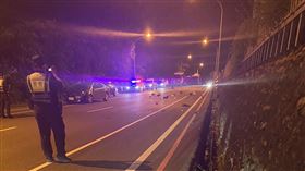 宜蘭礁溪濱海路四段昨天（19日）發生一起死亡車禍，一名邱姓男子（23歲）騎車行經該路段時，不明原因闖入對向車道，與高姓男子（45歲）所駕駛的自小客車發生碰撞，邱男人噴飛倒地不起，機車卡在水溝中，救護人員將他經送醫急救，最後仍傷重不治。