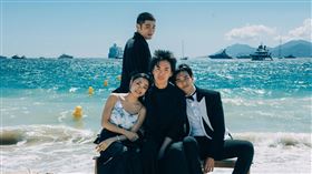 劉韋辰（右起）、導演王凱民、李夢苡樺和潘綱大在坎城海邊享受蔚藍海岸的陽光。（圖／目擊者文創有限公司提供）