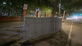 民間號召集結立院  警方晚間加強巡邏立法院21日將繼續處理國會職權修正相關法案，多個民團串連號召民眾到場主張正視人民訴求，警方獲報後，20日晚間派員加強巡邏勤務並先備妥護欄（圖）以因應突發狀況；至晚間9時許，現場暫無集會情形。中央社記者黃麗芸攝  113年5月20日