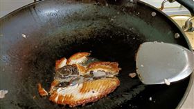 網友PO出煎虱目魚時的慘烈場面。（圖／翻攝自家常菜臉書）