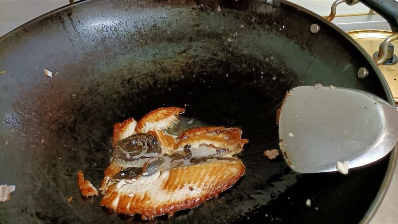 煎魚時油爆　內行推2物不噴不爆又吸油