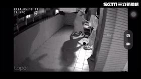 新北林男持鐵撬砸壞鄰居玻璃窗、鐵門及洗衣機遭強制送醫。（圖／翻攝畫面）