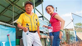 洪騰勝與結縭50年的妻子於去年3月離婚，當天即與楊于萱登記結婚。（圖／鏡週刊提供）