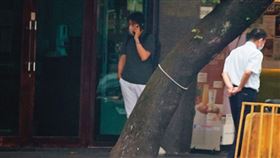 本刊直擊，洪騰勝次子洪仁偉（左）母親節當天，偕同律師（右）現身優美飯店，想接走老父親。（圖／鏡週刊提供）