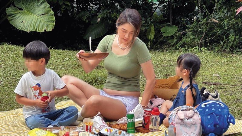 白家綺腰內三層肉溢出　私下模樣全露餡