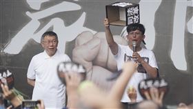 519草根決心行動  柯文哲、黃國昌出席台灣民眾黨19日在民進黨中央黨部外舉行「519草根決心行動」，民眾黨主席柯文哲（左）與民眾黨立法院黨團總召黃國昌（右）在活動尾聲上台喊出訴求。中央社記者徐肇昌攝  113年5月19日