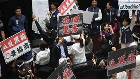 民進黨立委范雲重批，韓國瑜，史上最可恥立院院長：沒收討論、沒收發言！韓國瑜，你不配做民主台灣的立法院長！我們要發言！要審查！要協商！反擴權！反黑箱！（圖／翻攝自范雲臉書）