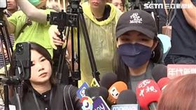 無懼網暴！「輪椅妹」右腳、左手包石膏現身立院外　表達訴求（圖／三立新聞網直播）