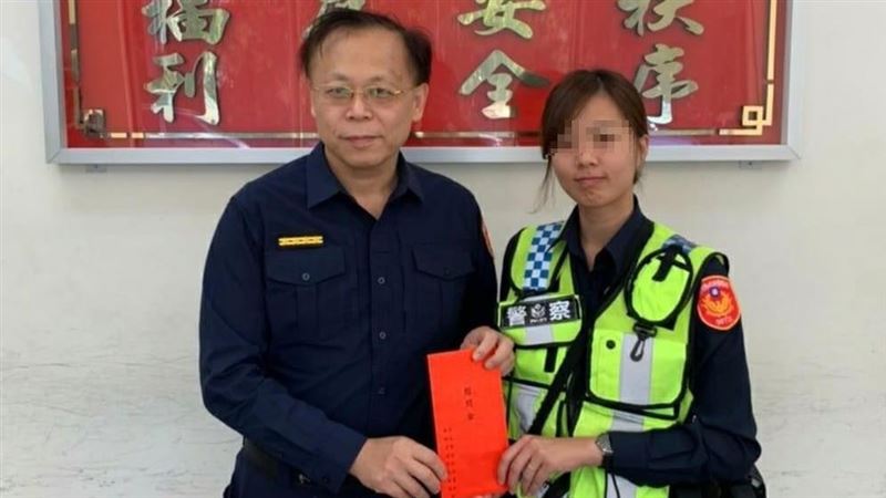 甜美女警遭爆「兼職」　黑紗辣裝當宣傳