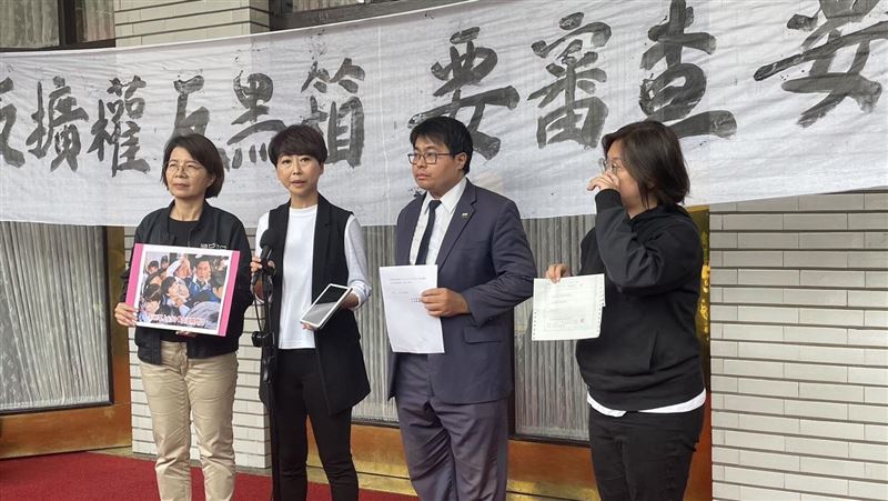 陳亭妃怒控被故意踹倒提告！徐巧芯道歉了