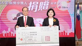 台灣彩券公司董事長薛香川（左）與雲林縣長張麗善共同出席威力彩頭獎中獎人捐贈記者會。（圖／台彩提供）