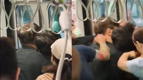  中捷砍人,台中捷運,乘客壓制（圖／翻攝自爆料公社）