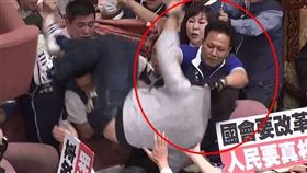 國民黨立委邱鎮軍推民進黨立委沈伯洋的眼神