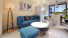 歸結套房能見價量的亮點，房價有撐主要有幾項增加價值的特性，首先，坐落精華地段，肯定彰顯身價，像是不論預售或成屋的高價套房都不乏大安區門牌，各有市區捷運生活圈、青田街文教區、忠孝東區、附中學區、永康商圈、大安森林公園等優勢。其他如中正區、松山區也是市區核心地帶，中正紀念堂、微風百貨、中崙商圈均是區域精華地帶。