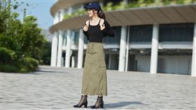 GU「女裝輕型工裝長裙」，感謝祭優惠價$690元。（圖／品牌業者提供）