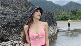 胡文英認為畫面中後面那位男子在偷拍她。（圖／翻攝自胡文英臉書）