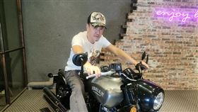 陳為民主持直播節目《浪人幫》，介紹各款重型機車。（圖／艾迪昇傳播提供）