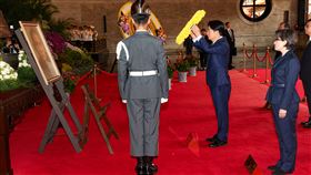 賴總統、蕭副總統赴忠烈祠致祭（1）「中華民國第16任總統、副總統向國父暨忠烈殉職人員致祭」21日上午在台北市圓山國民革命忠烈祠舉行，總統賴清德（前右2）親臨主祭，副總統蕭美琴（前右）等人陪祭。中央社記者鄭清元攝  113年5月21日