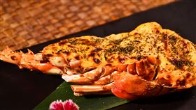 湖光軒中餐廳將阿薩姆紅茶揉和海膽醬推出茗香海膽焗龍蝦，巧手將紅茶入菜演譯出創新美味。（圖／飯店旅宿業者提供）