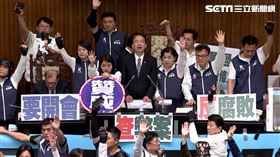 國民黨團及台灣民眾黨團提議不再處理散會動議。