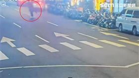 基隆某醫院昨天（19日）發生受刑人脫逃事件，39歲男子簡郁紘去年1月持酒瓶隨機攻擊一名女路人，險造成對方喪命，法院依犯殺人未遂罪，判刑3年。簡男昨趁前往醫院就診之際脫逃，刑事局已發布「重要緊急查緝專案」加強緝捕。