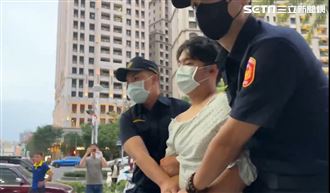 3刀男上銬著病服移送　拒絕夜間偵訊