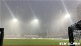 ▲天母球場鄰近6點30分突然大雨、佈滿霧氣。（圖／記者張沛嘉攝影）