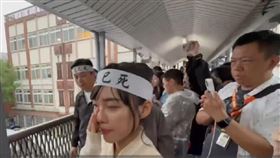 民進黨立委今（21）日傍晚紛紛現身立法院旁天橋向抗議群眾示意。（圖／翻攝黃捷臉書)