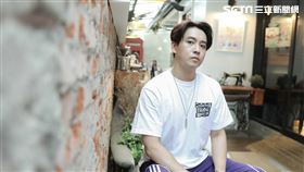 陳德修推出新專輯《適者生存》接受專訪聊創作故事。（圖／記者鄭孟晃攝影）