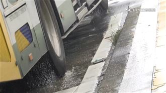 獨／司機未減速過站濺積水　等車乘客全溼