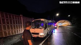 康橋校車在文山隧道內發生打滑自撞山壁事故。（圖／翻攝畫面）