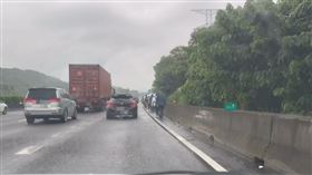 網友拍下國道上有人行走於路肩。（圖／網友授權提供）