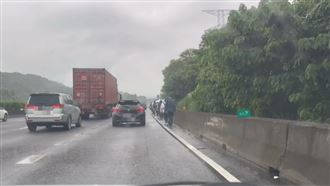 國道遊覽車故障　30多名學生「路肩行走」