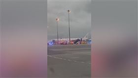 快訊／新加坡航空客機遇亂流！迫降泰國曼谷　釀2死30傷。（圖／AP /Viral Press 授權）