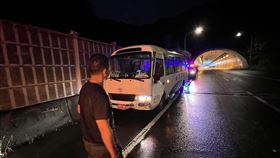 康橋校車在文山隧道內發生打滑自撞山壁事故。（圖／翻攝畫面）
