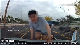 又來！男助跑趴引擎蓋、坐車頂　駕駛嚇逃開