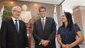 新光醫院吳東進董事長親自接待惠恕仁總統，並於吳火獅先生銅像前合影。惠恕仁總統參觀建置中即將落成最新型的正子電腦斷層掃描儀PET／CT。圖新光醫院提供