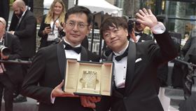 宮﨑吾朗(左)與吉卜力工作室董事依田謙一代表吉卜力工作室領取坎城金棕櫚獎。(圖／美聯社／達志影像)