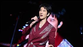 王力宏演唱會突然遭粉絲衝上台熊抱。（圖／經紀人提供）
