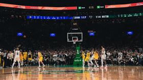▲布朗（Jaylen Brown）投進追平比數三分球。（圖／翻攝自塞爾提克推特）