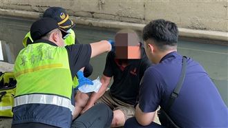 獨／開車用手機還藏毒　遇警查毒蟲跳河逃