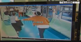 3刀男行兇車廂畫面曝！如老鷹抓小雞驚悚（圖／翻攝畫面）
