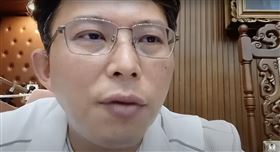 黃國昌在議場內開直播。（圖／翻攝自黃國昌直播）