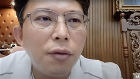 黃國昌在議場內開直播。（圖／翻攝自黃國昌直播）