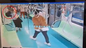 中捷，隨機砍人，3刀男，第一個砍向高中生，來不及逃(圖／翻攝畫面)