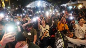 立院外民眾高唱島嶼天光立法院會21日挑燈夜戰處理國會職權相關修法，大批民眾同樣集結在院外關注議場動態，晚間青島東路上聚集群眾揮舞手機燈光，齊聲唱起歌曲「島嶼天光」。中央社記者吳家昇攝  113年5月22日