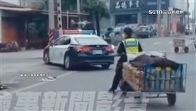 員警騎三輪菜車上路　網友好奇：菜農叫代駕